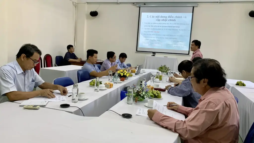 Hội đồng Khoa học thảo luận về việc điều chỉnh chương trình đào tạo
