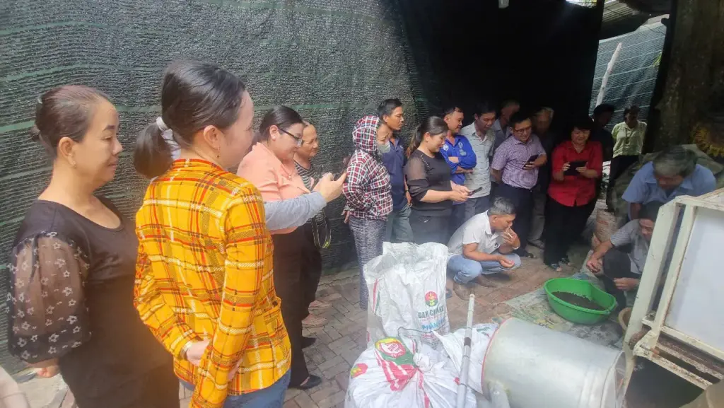 TẬP HUẤN KỸ THUẬT TẬN DỤNG PHỤ PHẨM SAU KHI TRỒNG NẤM ĐỂ NUÔI TRÙN QUẾ TẠI HUYỆN CHÂU THÀNH TỈNH AN GIANG