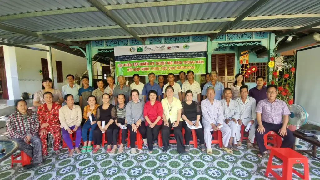 TẬP HUẤN KỸ THUẬT TẬN DỤNG PHỤ PHẨM SAU KHI TRỒNG NẤM ĐỂ NUÔI TRÙN QUẾ TẠI HUYỆN CHÂU THÀNH TỈNH AN GIANG