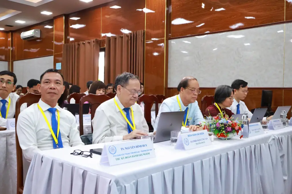 HCMUNRE KHAI MẠC KHẢO SÁT CHÍNH THỨC ĐÁNH GIÁ CHẤT LƯỢNG GIÁO DỤC