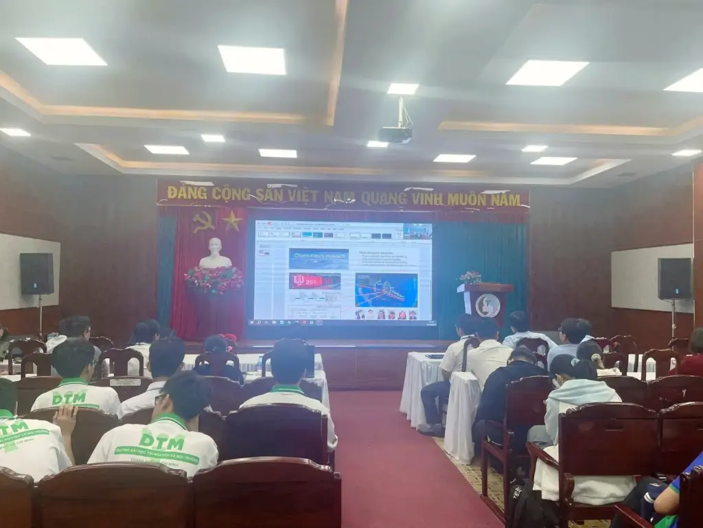 Khoa Khí tượng Thủy văn và Tài nguyên nước chào đón Tân sinh viên Khóa 14 trong dịp kỷ niệm 80 năm truyền thống ngành Khí tượng Thủy Văn Việt Nam