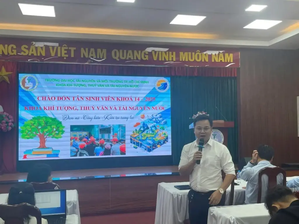 Khoa Khí tượng Thủy văn và Tài nguyên nước chào đón Tân sinh viên Khóa 14 trong dịp kỷ niệm 80 năm truyền thống ngành Khí tượng Thủy Văn Việt Nam