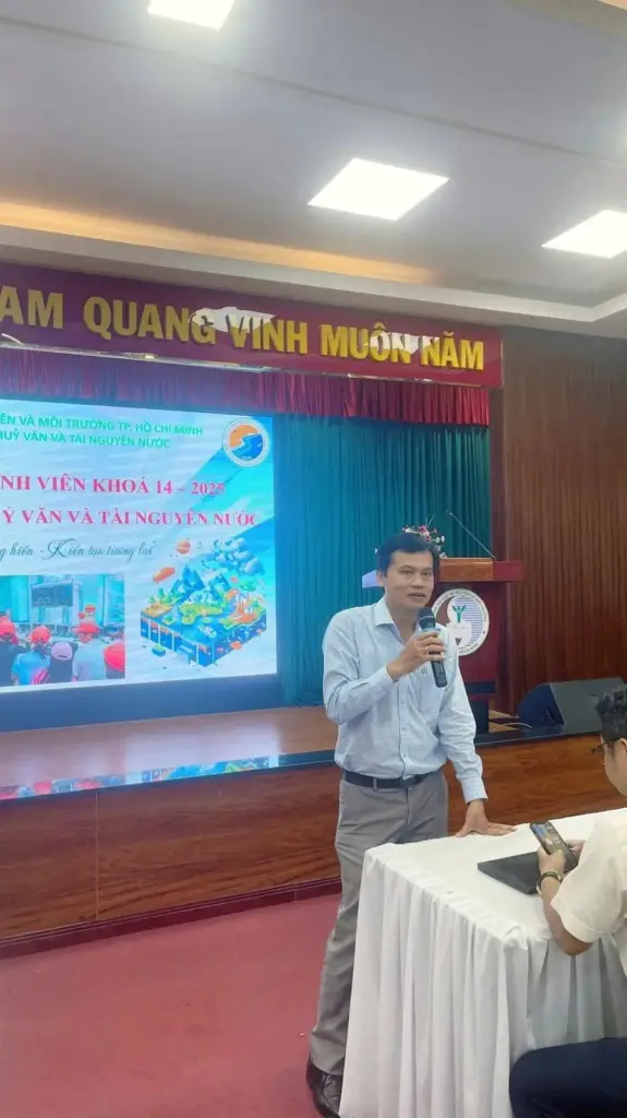 Khoa Khí tượng Thủy văn và Tài nguyên nước chào đón Tân sinh viên Khóa 14 trong dịp kỷ niệm 80 năm truyền thống ngành Khí tượng Thủy Văn Việt Nam