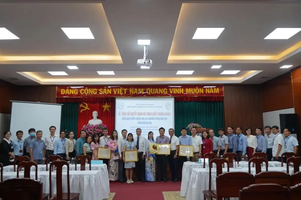 Khoa danh dự nhận Giấy chứng nhận kiểm định chất lượng chương trình đào tạo 2 ngành Công nghệ thông tin và Hệ thống thông tin