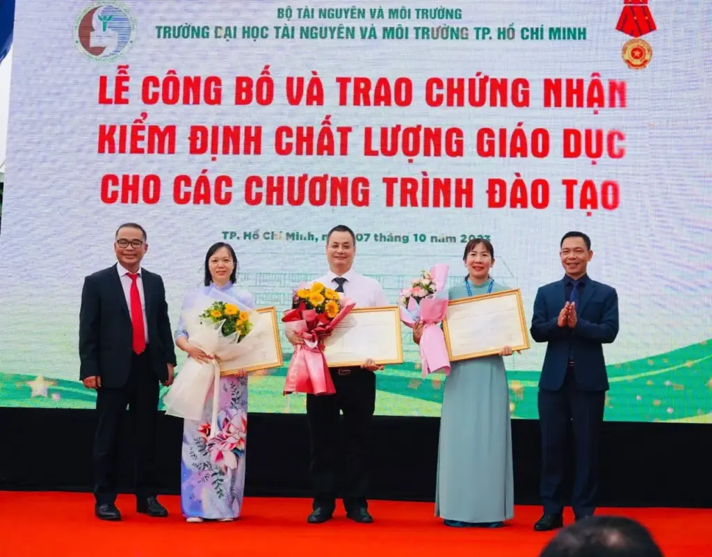 Khoa danh dự nhận Giấy chứng nhận kiểm định chất lượng chương trình đào tạo 2 ngành Công nghệ thông tin và Hệ thống thông tin