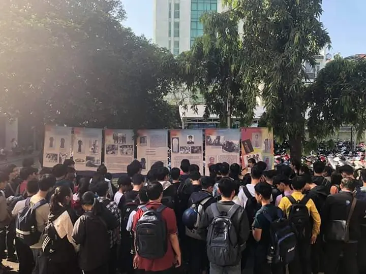 SINH VIÊN THAM QUAN TRIỂN LÃM BIỂN ĐẢO VÀ ÁO DÀI VIỆT NAM ĐI QUA NĂM THÁNG