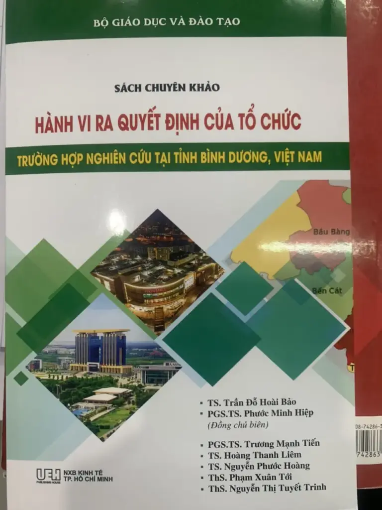 Tiếp nhận sách tặng từ ThS. Phạm Xuân Tới