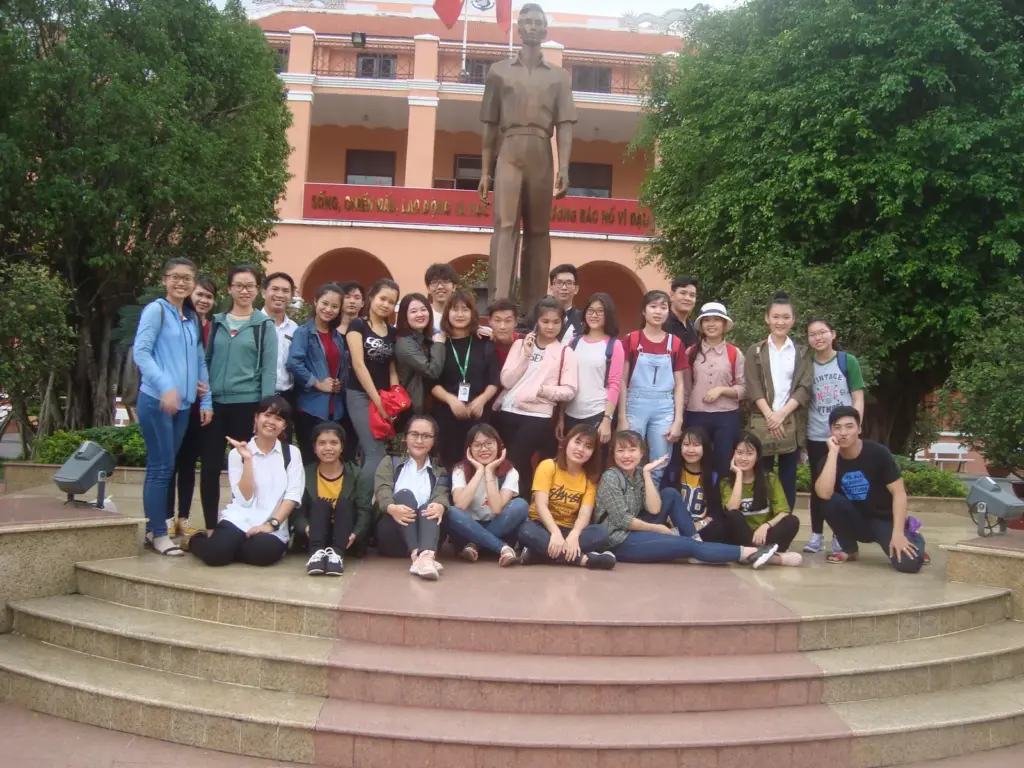 HÌNH ẢNH SINH VIÊN LỚP 05ĐH_QTKD3 THAM QUAN HỌC TẬP MÔN TƯ TƯỞNG HCM HKII (2017-2018) TẠI BẢO TÀNG HỒ CHÍ MINH