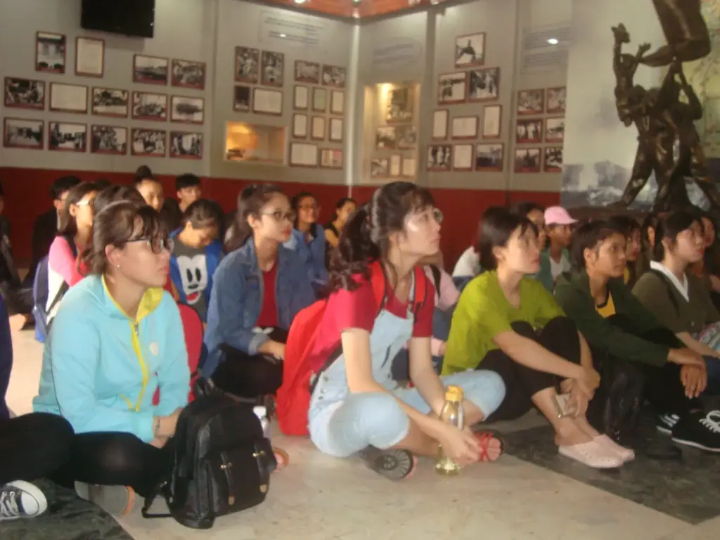 HÌNH ẢNH SINH VIÊN LỚP 05ĐH_QTKD3 THAM QUAN HỌC TẬP MÔN TƯ TƯỞNG HCM HKII (2017-2018) TẠI BẢO TÀNG HỒ CHÍ MINH