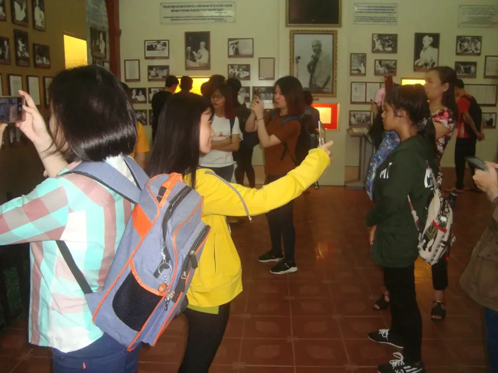 HÌNH ẢNH SINH VIÊN LỚP 05ĐH_QTKD3 THAM QUAN HỌC TẬP MÔN TƯ TƯỞNG HCM HKII (2017-2018) TẠI BẢO TÀNG HỒ CHÍ MINH