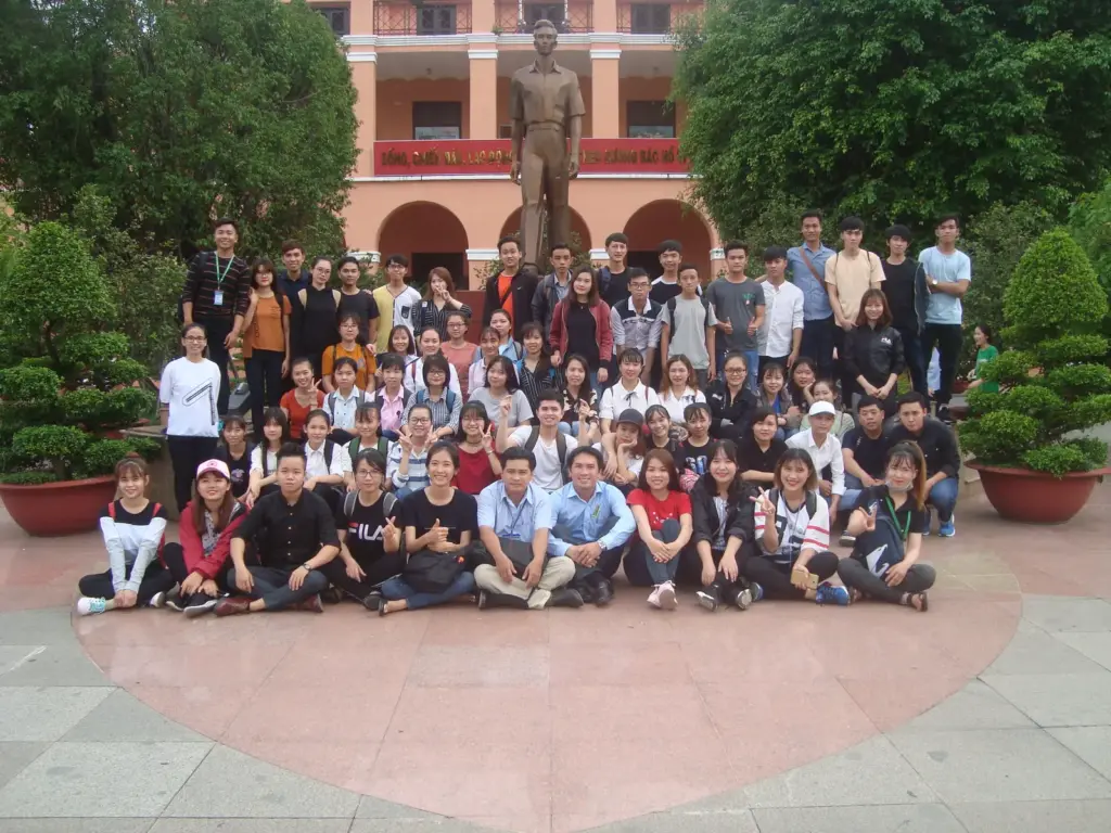 HÌNH ẢNH SINH VIÊN LỚP 05ĐH_QTKD1 + 2 THAM QUAN HỌC TẬP MÔN TƯ TƯỞNG HCM HKII (2017-2018) TẠI BẢO TÀNG HỒ CHÍ MINH