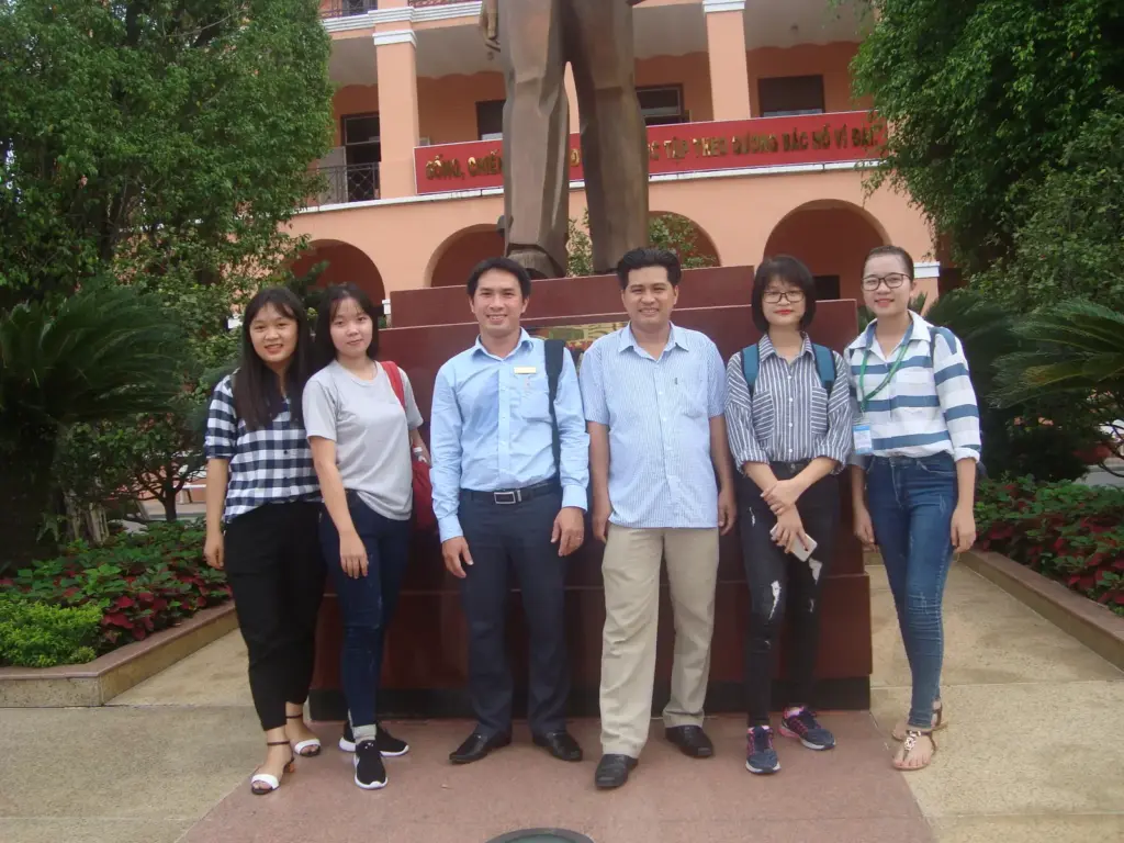HÌNH ẢNH SINH VIÊN LỚP 05ĐH_QTKD1 + 2 THAM QUAN HỌC TẬP MÔN TƯ TƯỞNG HCM HKII (2017-2018) TẠI BẢO TÀNG HỒ CHÍ MINH
