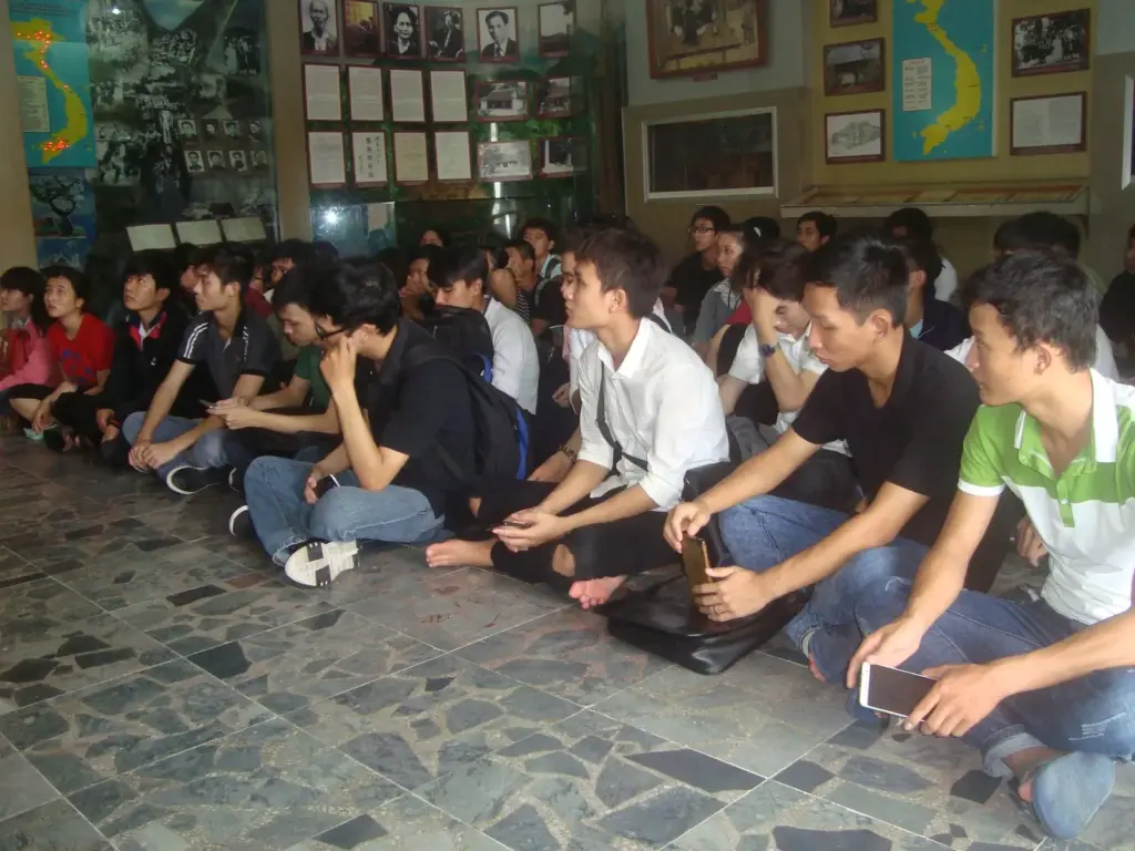 HÌNH ẢNH SINH VIÊN LỚP 05ĐH_QTKD1 + 2 THAM QUAN HỌC TẬP MÔN TƯ TƯỞNG HCM HKII (2017-2018) TẠI BẢO TÀNG HỒ CHÍ MINH