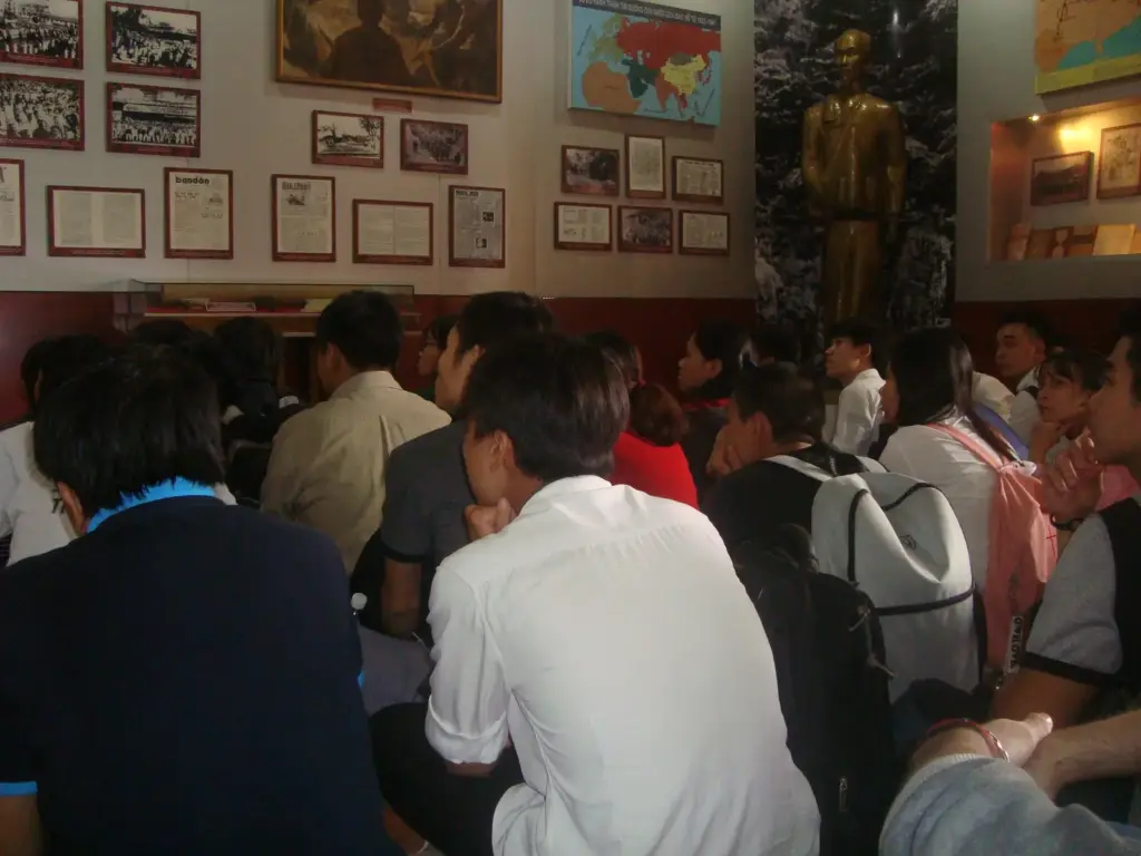 HÌNH ẢNH SINH VIÊN LỚP 05ĐH_QTKD1 + 2 THAM QUAN HỌC TẬP MÔN TƯ TƯỞNG HCM HKII (2017-2018) TẠI BẢO TÀNG HỒ CHÍ MINH