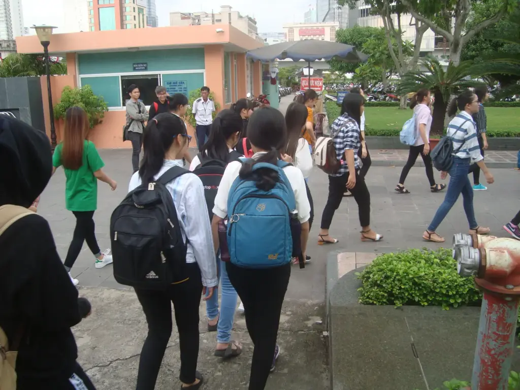 HÌNH ẢNH SINH VIÊN LỚP 05ĐH_QTKD1 + 2 THAM QUAN HỌC TẬP MÔN TƯ TƯỞNG HCM HKII (2017-2018) TẠI BẢO TÀNG HỒ CHÍ MINH
