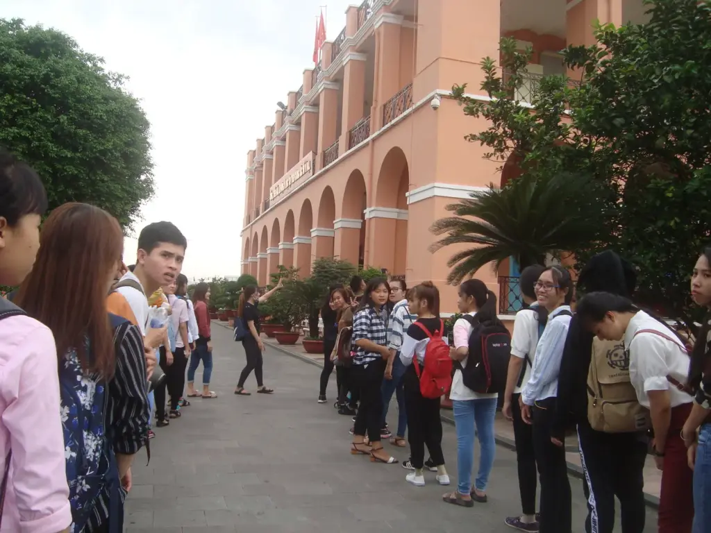 HÌNH ẢNH SINH VIÊN LỚP 05ĐH_QTKD1 + 2 THAM QUAN HỌC TẬP MÔN TƯ TƯỞNG HCM HKII (2017-2018) TẠI BẢO TÀNG HỒ CHÍ MINH