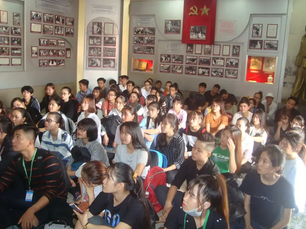 HÌNH ẢNH SINH VIÊN LỚP 05ĐH_QTKD1 + 2 THAM QUAN HỌC TẬP MÔN TƯ TƯỞNG HCM HKII (2017-2018) TẠI BẢO TÀNG HỒ CHÍ MINH