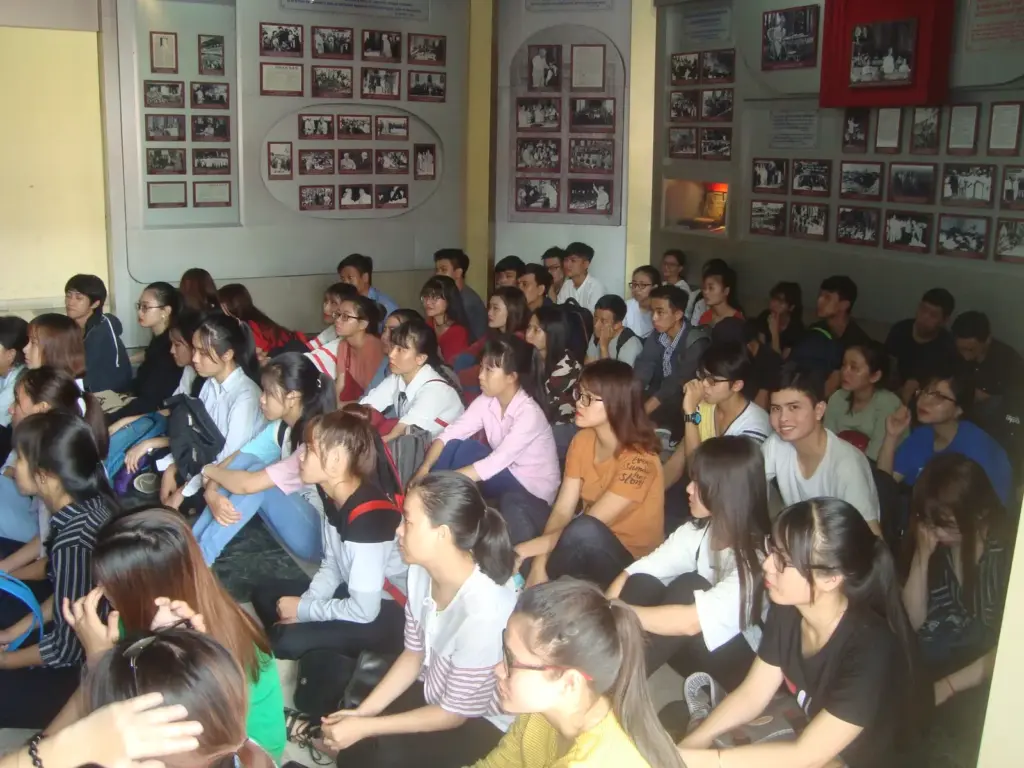 HÌNH ẢNH SINH VIÊN LỚP 05ĐH_QTKD1 + 2 THAM QUAN HỌC TẬP MÔN TƯ TƯỞNG HCM HKII (2017-2018) TẠI BẢO TÀNG HỒ CHÍ MINH