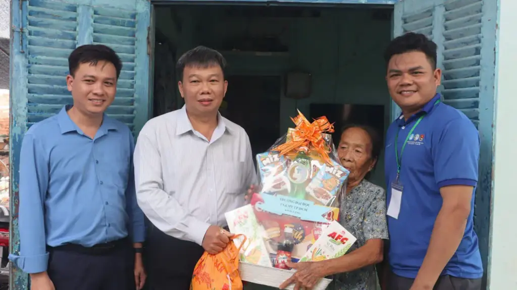 SINH VIÊN TRƯỜNG ĐẠI HỌC TÀI NGUYÊN VÀ MÔI TRƯỜNG TP.HCM ĐỜI ĐỜI NHỚ ƠN CÁC ANH HÙNG LIỆT SĨ