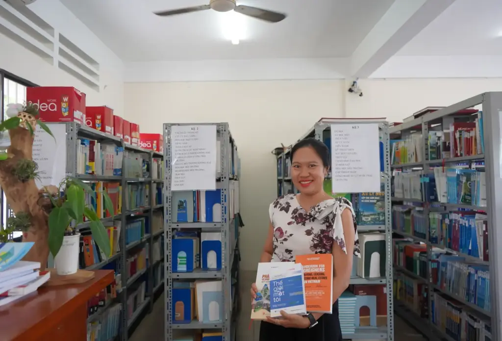Tiếp nhận sách tặng từ Tập đoàn CEO