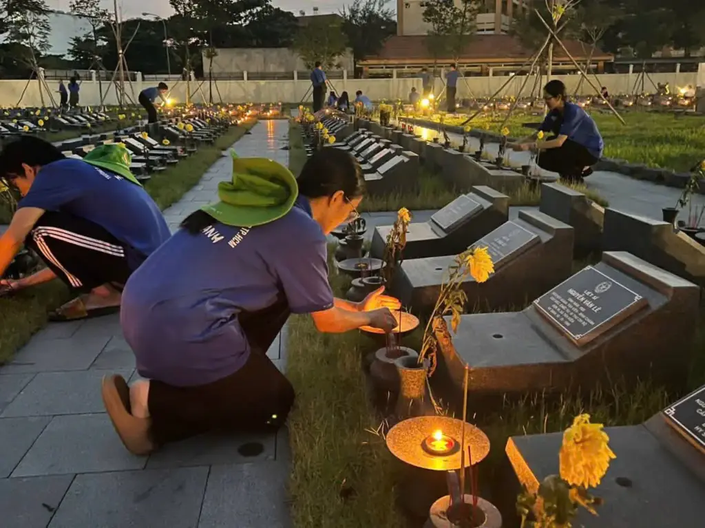 SINH VIÊN TRƯỜNG ĐẠI HỌC TÀI NGUYÊN VÀ MÔI TRƯỜNG TP.HCM ĐỜI ĐỜI NHỚ ƠN CÁC ANH HÙNG LIỆT SĨ