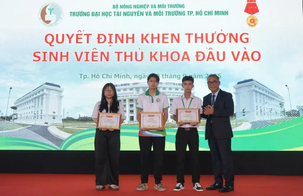 HCMUNRE vinh danh Thủ khoa, Á khoa kỳ tuyển sinh đại học hệ chính quy năm 2025 - Tôn vinh trí tuệ và khát vọng tuổi trẻ