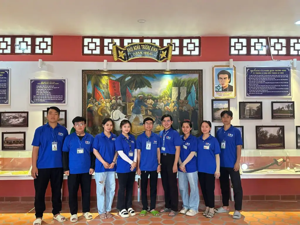 SINH VIÊN TRƯỜNG ĐẠI HỌC TÀI NGUYÊN VÀ MÔI TRƯỜNG TP.HCM ĐỜI ĐỜI NHỚ ƠN CÁC ANH HÙNG LIỆT SĨ