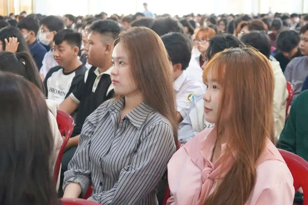 TUẦN SINH HOẠT CÔNG DÂN – SINH VIÊN NĂM HỌC 2025 - 2026: KHỞI ĐỘNG HÀNH TRÌNH ĐẠI HỌC TẠI HCMUNRE