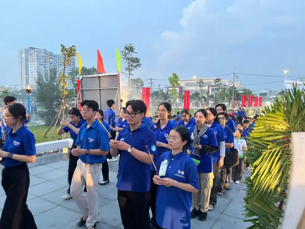 SINH VIÊN TRƯỜNG ĐẠI HỌC TÀI NGUYÊN VÀ MÔI TRƯỜNG TP.HCM ĐỜI ĐỜI NHỚ ƠN CÁC ANH HÙNG LIỆT SĨ