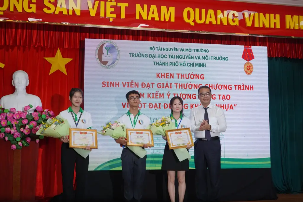 Lễ Trao bằng tốt nghiệp Thạc sỹ, Cử nhân và Kỹ sư đợt 1 năm học 2022-2023