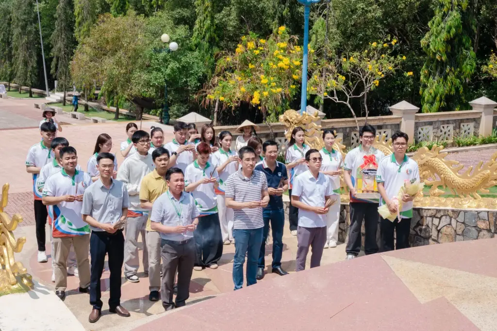 HỌC TỪ THỰC TIỄN – ĐỊNH HƯỚNG ĐA LĨNH VỰC: SINH VIÊN QUẢN LÝ ĐẤT ĐAI HCMUNRE THỰC TẬP NHẬN THỨC NGHỀ NGHIỆP TẠI HỒ TRÀM