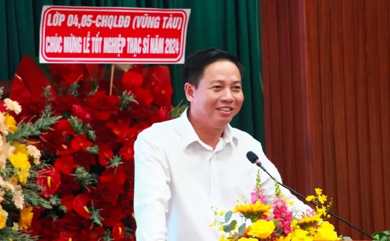 PGS.TS. Huỳnh Quyền trao bằng thạc sỹ năm 2024 cho 172 học viên chuyên ngành Tài nguyên môi trường và phát triển bền vững