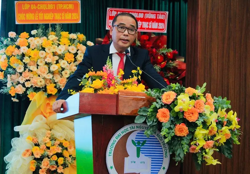 PGS.TS. Huỳnh Quyền trao bằng thạc sỹ năm 2024 cho 172 học viên chuyên ngành Tài nguyên môi trường và phát triển bền vững