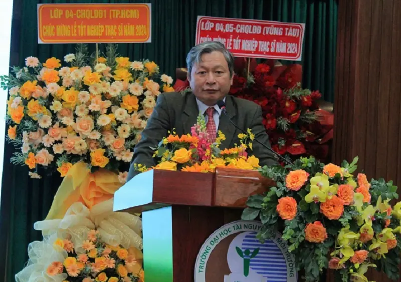 PGS.TS. Huỳnh Quyền trao bằng thạc sỹ năm 2024 cho 172 học viên chuyên ngành Tài nguyên môi trường và phát triển bền vững