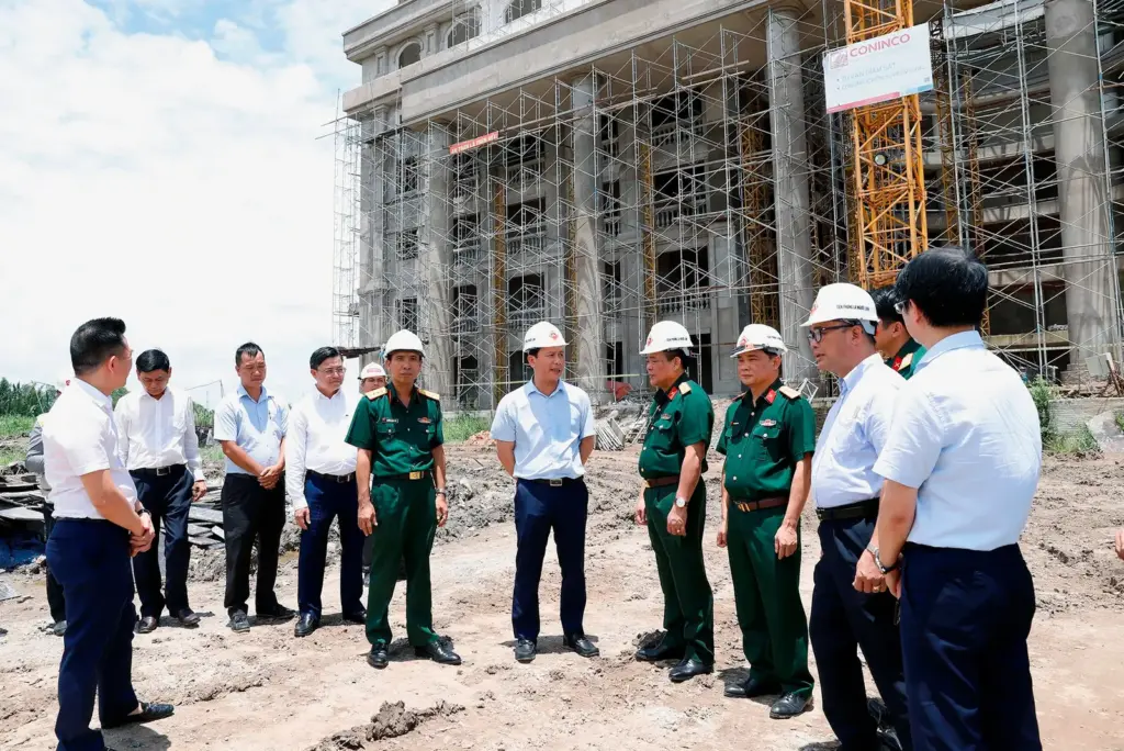 Đoàn công tác của Bộ Tài nguyên và Môi trường đã đi kiểm tra thực địa một số công trình đang xây dựng của các đơn vị trực thuộc Bộ tại Thành phố Hồ Chí Minh