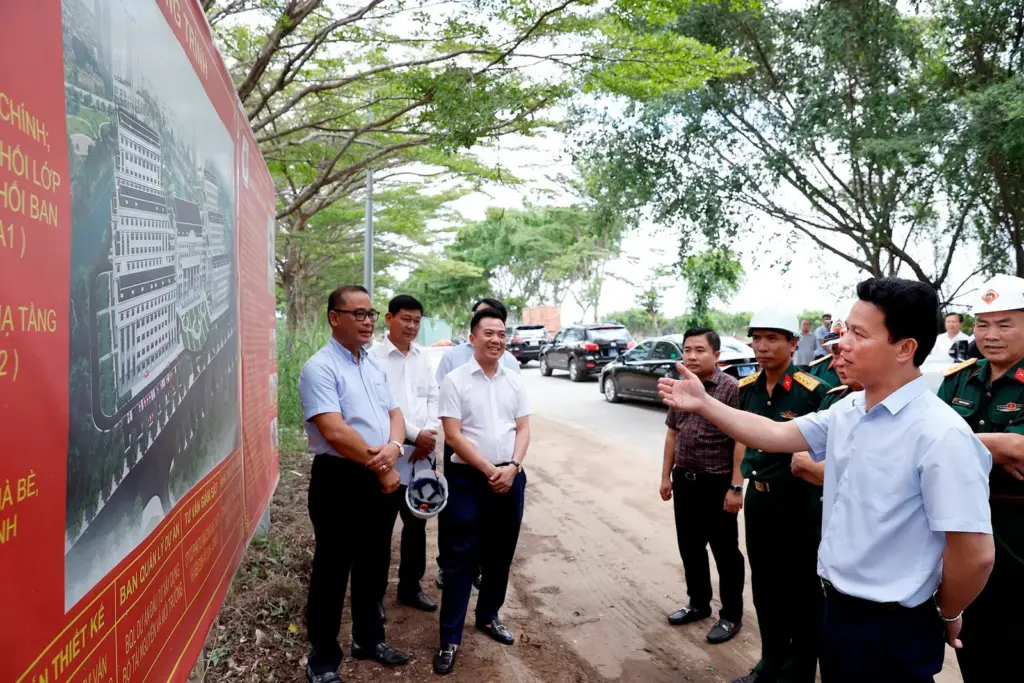 Đoàn công tác của Bộ Tài nguyên và Môi trường đã đi kiểm tra thực địa một số công trình đang xây dựng của các đơn vị trực thuộc Bộ tại Thành phố Hồ Chí Minh