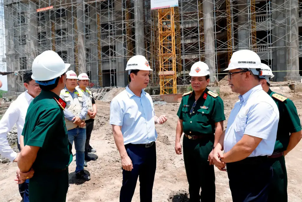 Đoàn công tác của Bộ Tài nguyên và Môi trường đã đi kiểm tra thực địa một số công trình đang xây dựng của các đơn vị trực thuộc Bộ tại Thành phố Hồ Chí Minh
