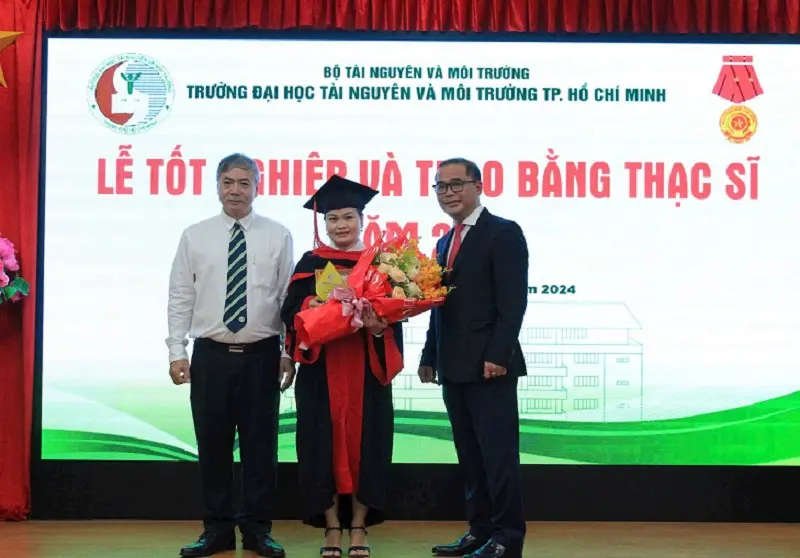 PGS.TS. Huỳnh Quyền trao bằng thạc sỹ năm 2024 cho 172 học viên chuyên ngành Tài nguyên môi trường và phát triển bền vững
