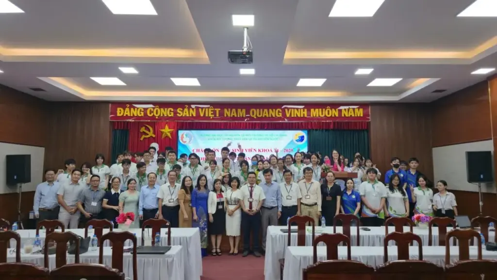 Khoa Khí tượng Thủy văn và Tài nguyên nước chào đón Tân sinh viên Khóa 14 trong dịp kỷ niệm 80 năm truyền thống ngành Khí tượng Thủy Văn Việt Nam
