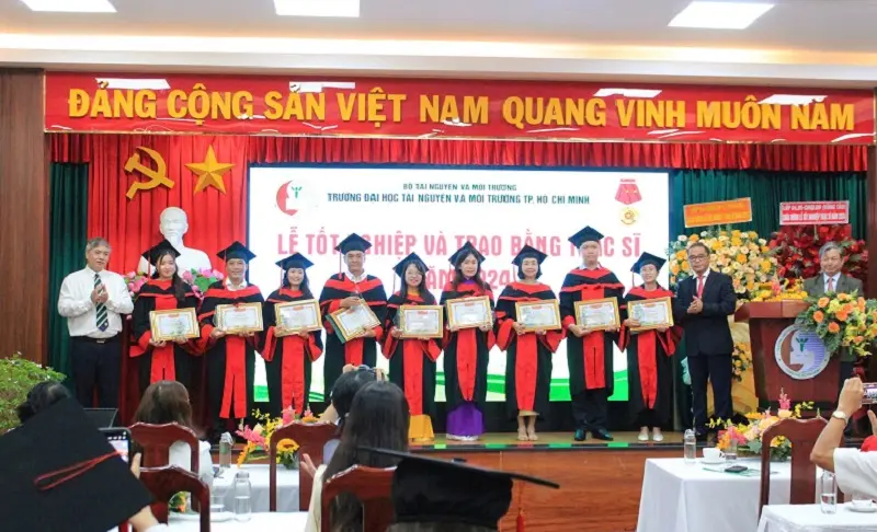 PGS.TS. Huỳnh Quyền trao bằng thạc sỹ năm 2024 cho 172 học viên chuyên ngành Tài nguyên môi trường và phát triển bền vững