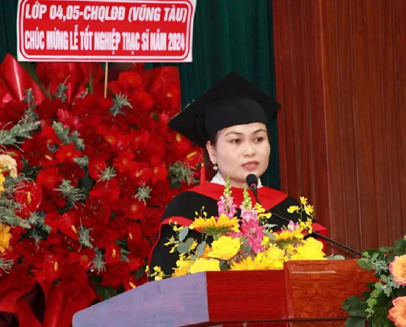 PGS.TS. Huỳnh Quyền trao bằng thạc sỹ năm 2024 cho 172 học viên chuyên ngành Tài nguyên môi trường và phát triển bền vững